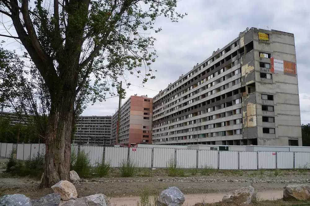 Grand immeuble de Bellefontaine à Toulouse en cours de démolition, derrière une palissade