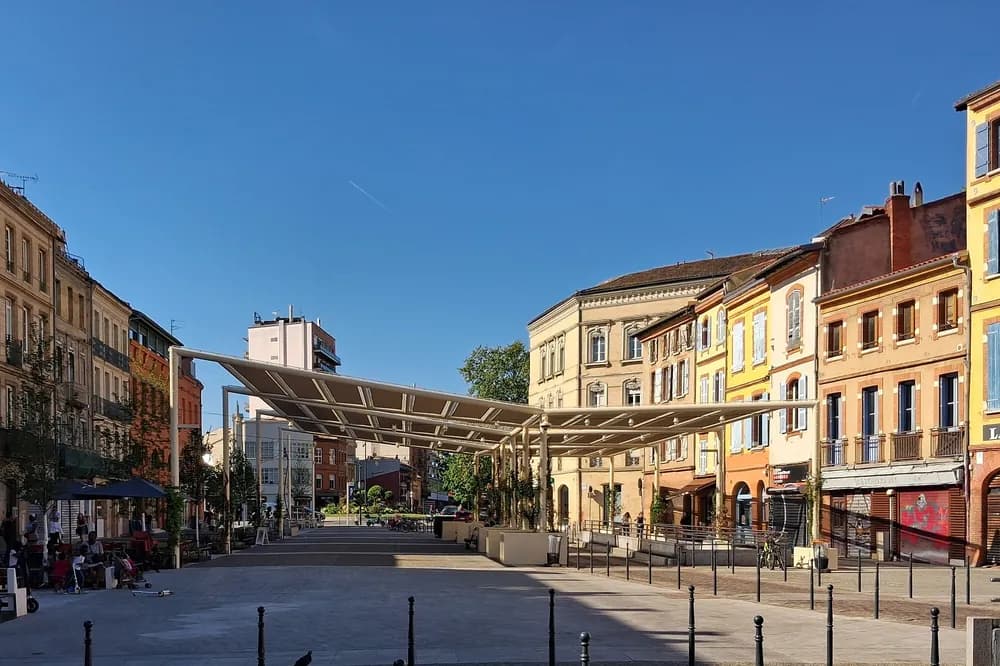 Place Arnaud-Bernard à Toulouse, façades du quartier et halle légère