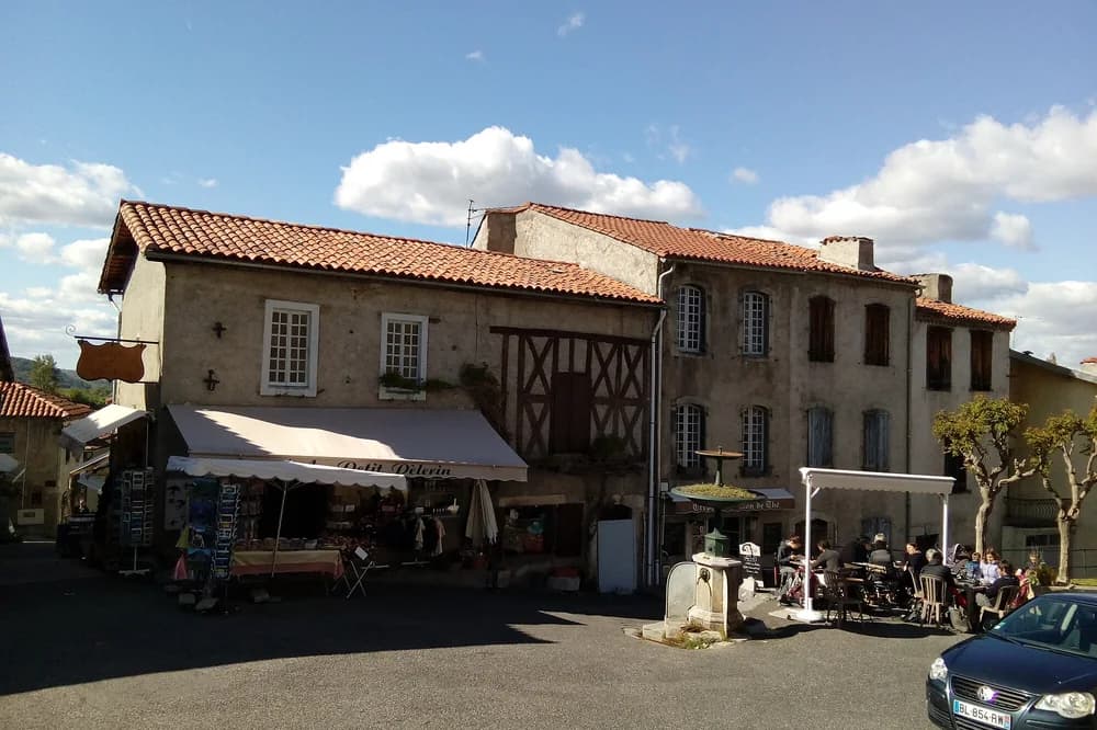 Place de village aux maisons de pierre à Saint-Bertrand-de-Comminges, au pied des Pyrénées