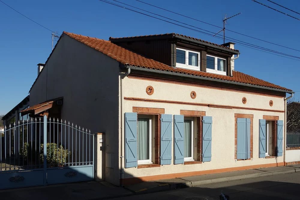 Maison toulousaine à volets bleus et toit de tuiles canal, rue Réguelongue à Toulouse