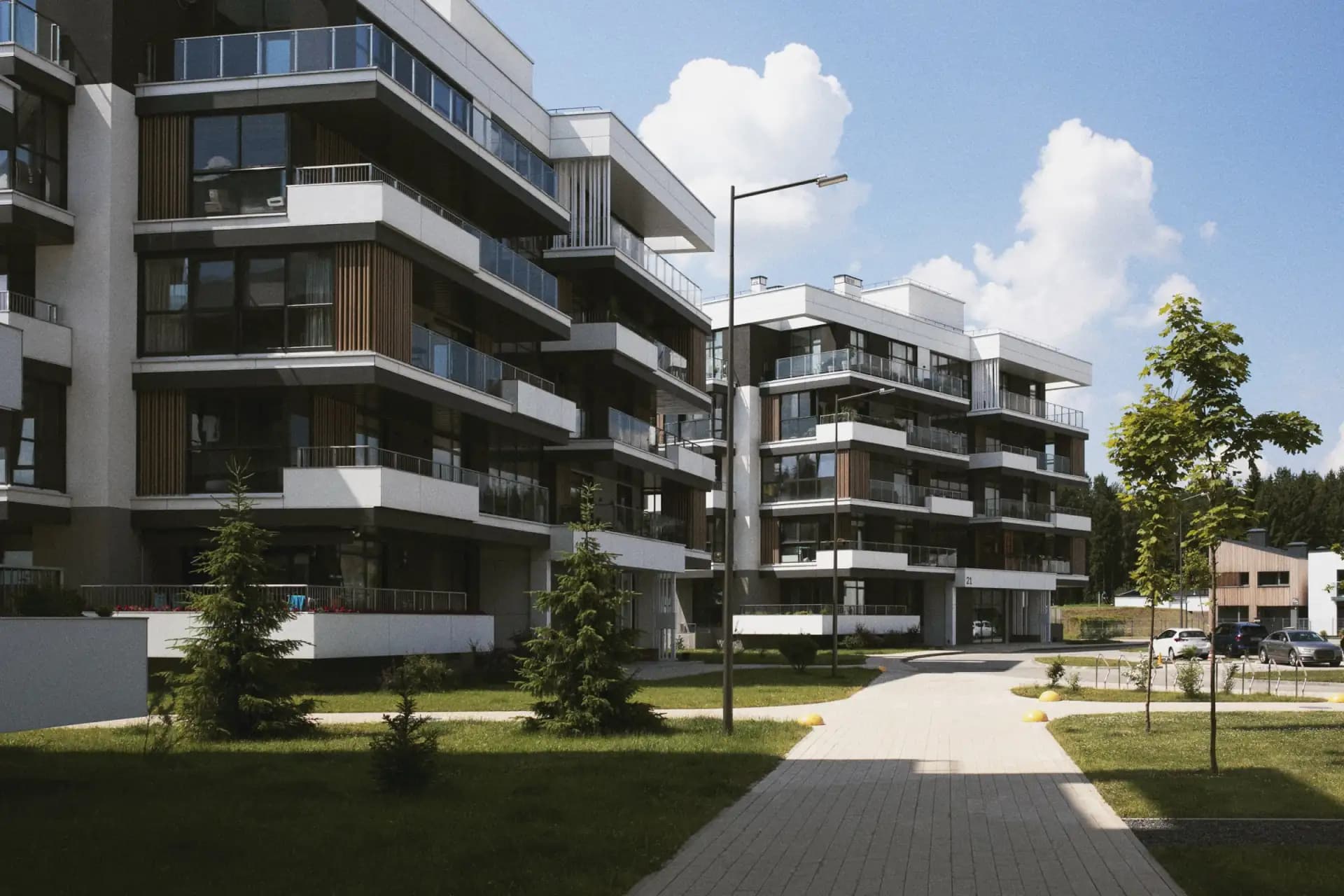 Résidence moderne avec balcons et allée piétonne