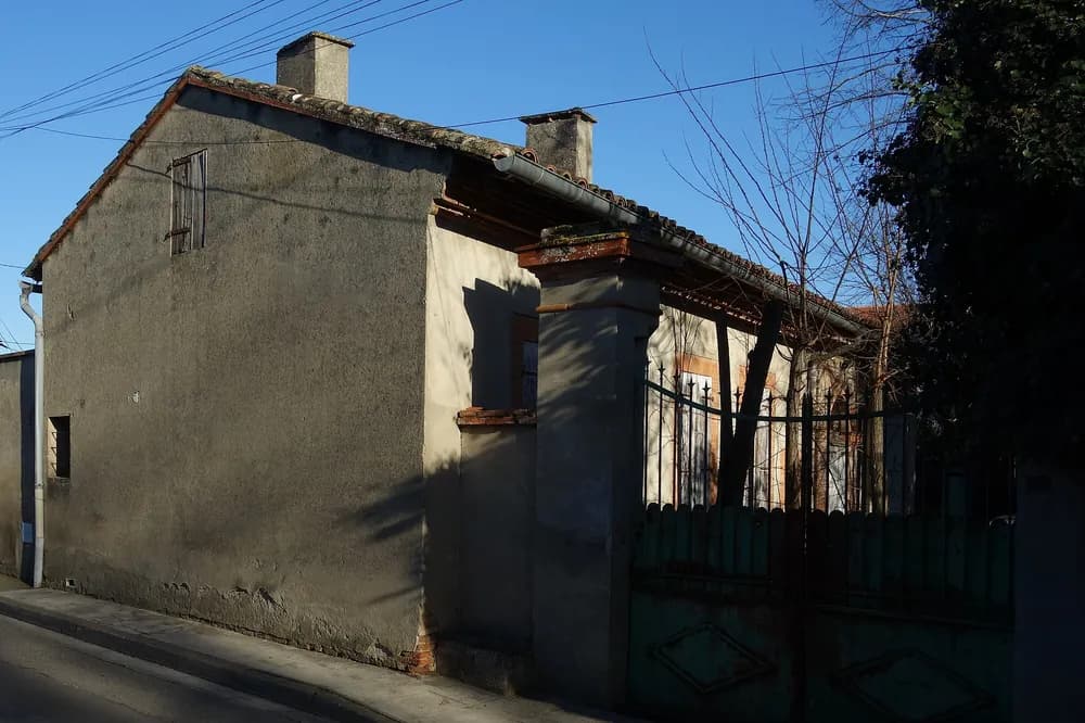 Ancienne ferme au crépi ocre et toit de tuiles, chemin de Basso-Cambo à Toulouse