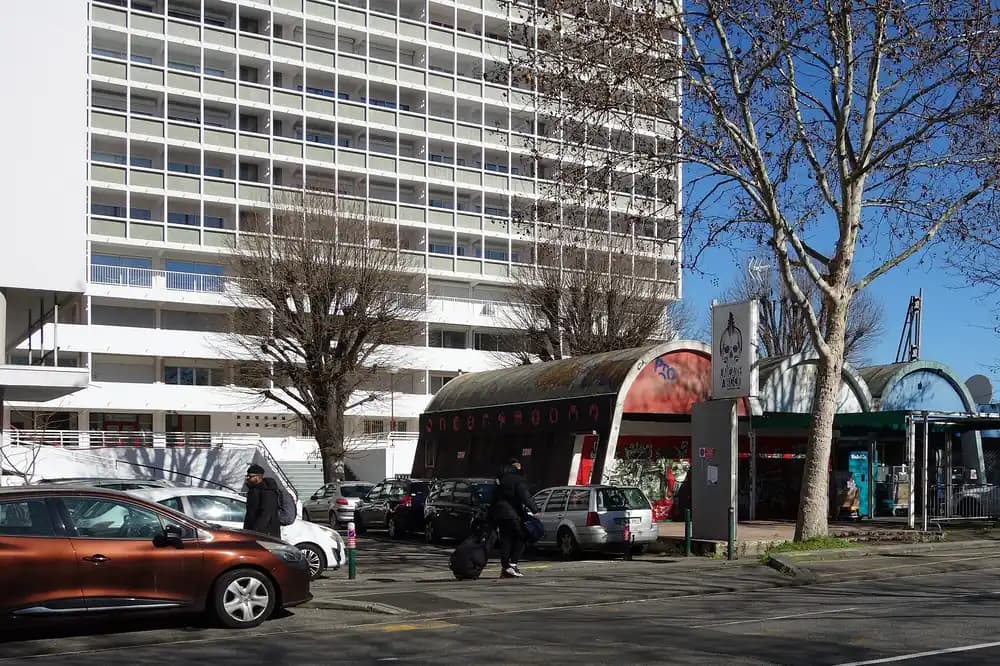 Barre d'immeuble des années 1960 à Toulouse, façade vitrée au-dessus d'un parking