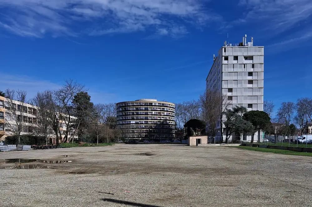 Chantier de construction et tour d'habitation, rue Alain-Lesage à Toulouse