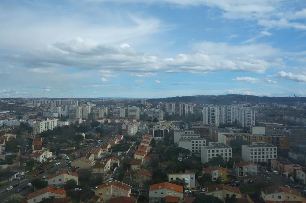 Vue sur les toits et les résidences de Bagatelle depuis la tour de la Manche à Toulouse