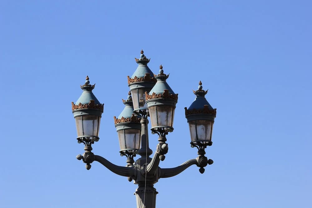 Candélabre à plusieurs lanternes de la place du Capitole à Toulouse, sur ciel bleu
