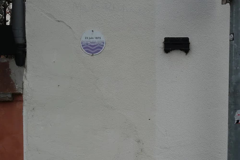 Repère de la crue de 1875 scellé sur un mur de l'impasse Barutel à Toulouse