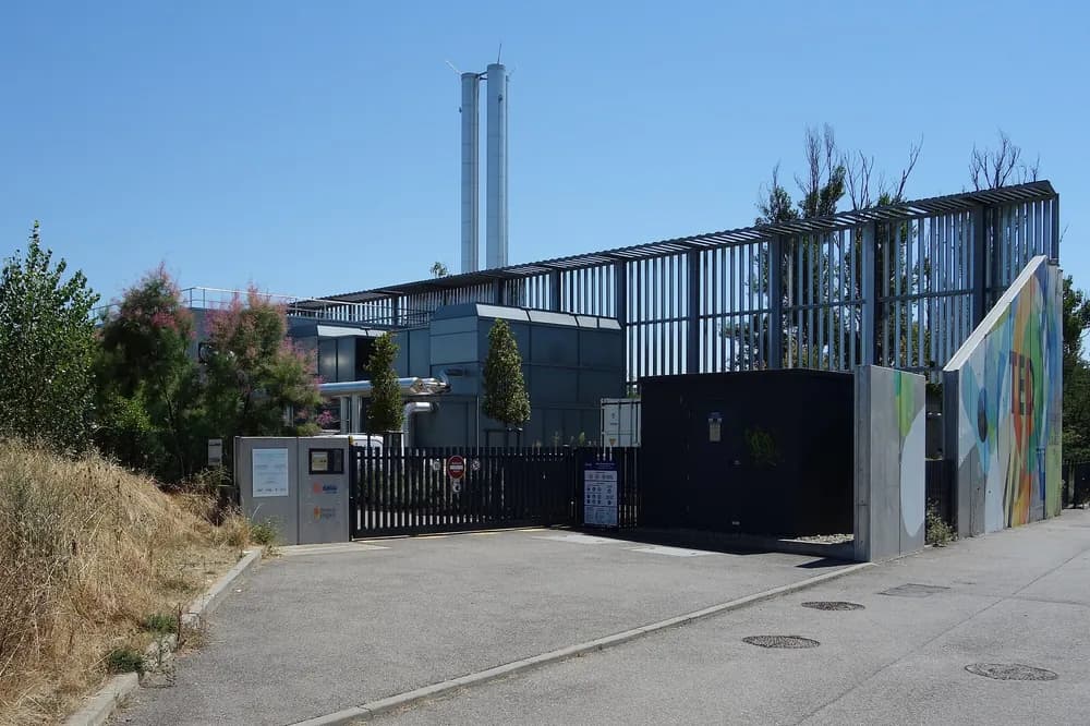 Chaufferie collective et ses deux cheminées, avenue Bernard-Maris à Toulouse