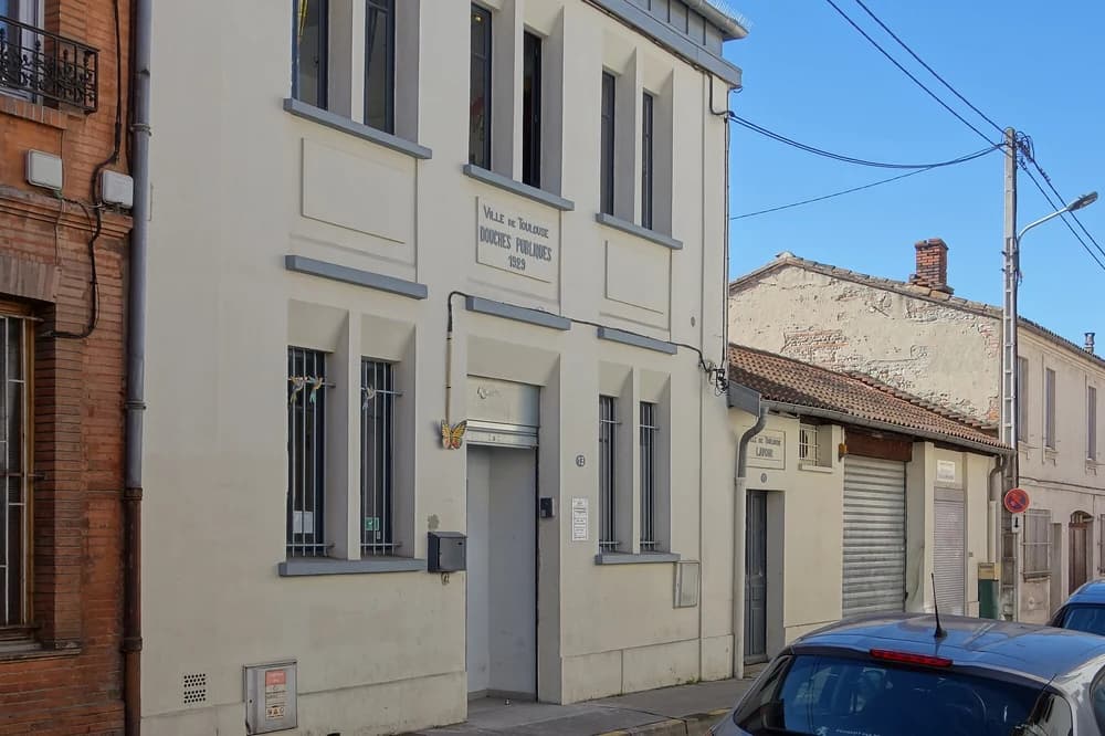 Bâtiment des anciens bains-douches de Bonnefoy à Toulouse, façade claire