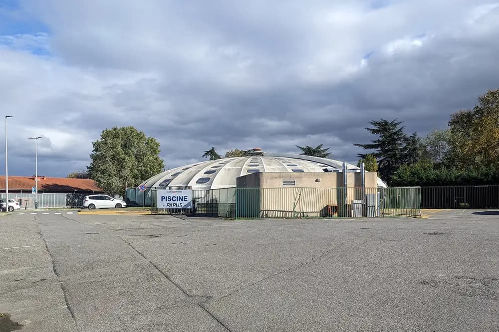 Dôme de la piscine Papus à Toulouse sous un ciel de nuages