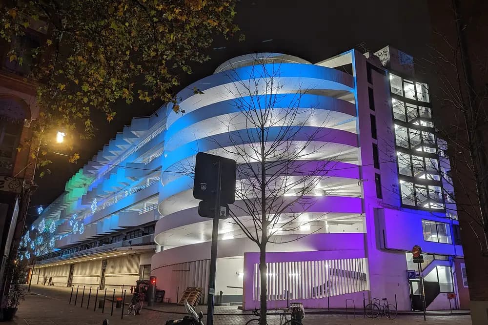 Parking du marché Victor-Hugo à Toulouse éclairé de couleurs, la nuit