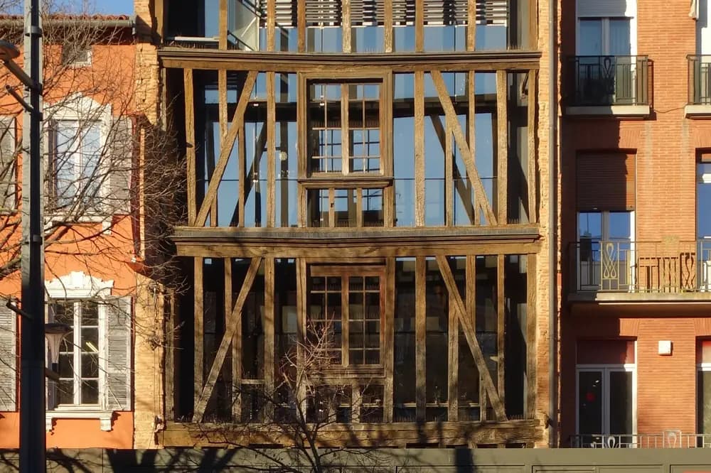 Façade à pan de bois d'une maison ancienne de la place Esquirol à Toulouse