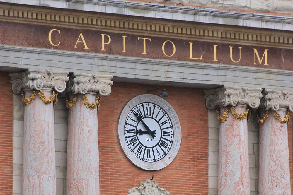 Horloge de la façade du Capitole de Toulouse entre deux colonnes de marbre